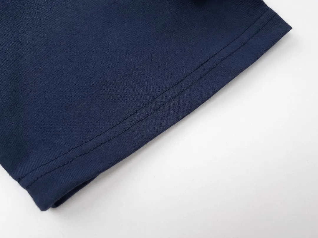 W623#P106💰 [Stone Island’s popular cuffed branded round neck off-shoulder short-sleeved T-shirt] Super versatile! A short-sleeved upper body for major celebrity internet celebrities, made of 260g combed cotton 32-count double yarn. Comfortable and breathable, customized accessories, oversize version. Dropped shoulder sleeves, very loose, same style for men and women, suitable for couples💑 Match as you like. The upper body is super beautiful. Color: Black White Apricot Gray Navy Size: M L XL XXL Ｍ Shoulder Width 47 Bust 52 Length 70 L Shoulder Width 48 Bust 54 Length 72 XL Shoulder width 59 Bust 56 Length 74 XXL Shoulder width 50 Bust 58 Length 76